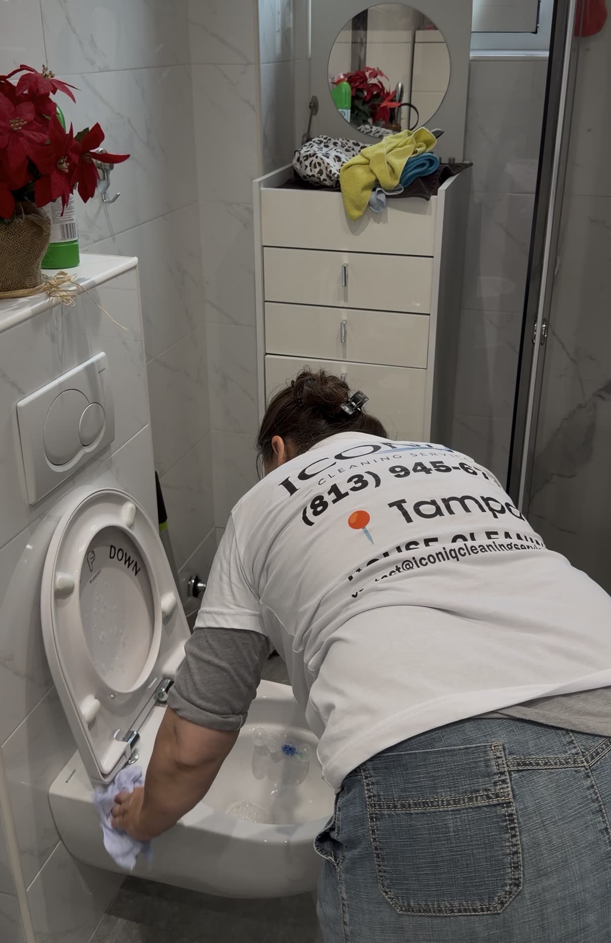 Iconiq cleaner detailing a bathroom in a Tampa home